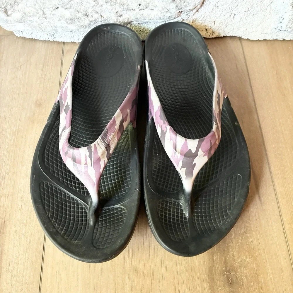 OOFOS OOlala Limited Flip Flops Thongs Sandals Black Purple Camo Womens 7